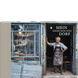 Mein griechisches Dorf. Cover des Bildbandes Bildperlen fotoforum. Mann in seiner Werkstatt in Griechenland. Blaue Fensterrahmen, abblätternde Tür.