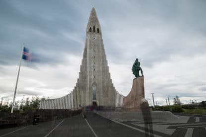 Hallgrímskirkja. Lutherische Kirche von Reykjavik. Lange Belichtungszeit. Der Himmel ist grau. Islands Süden im Spätsommer.