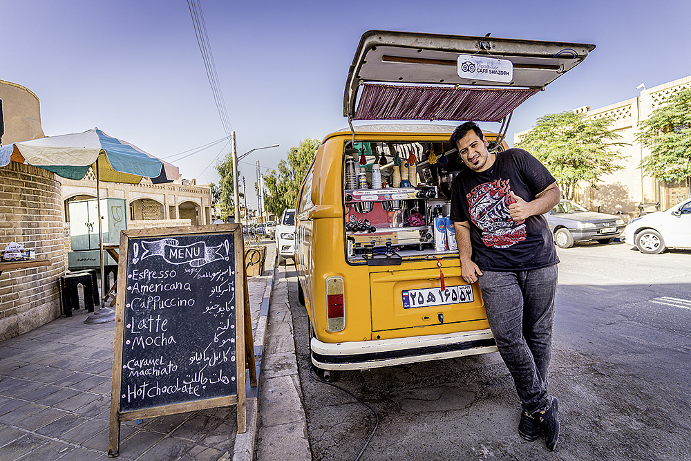 Ein Barista hat seinen VW-Bus zur Espresso-Bar umgebaut. | Foto: Mehran Khadem-Awal