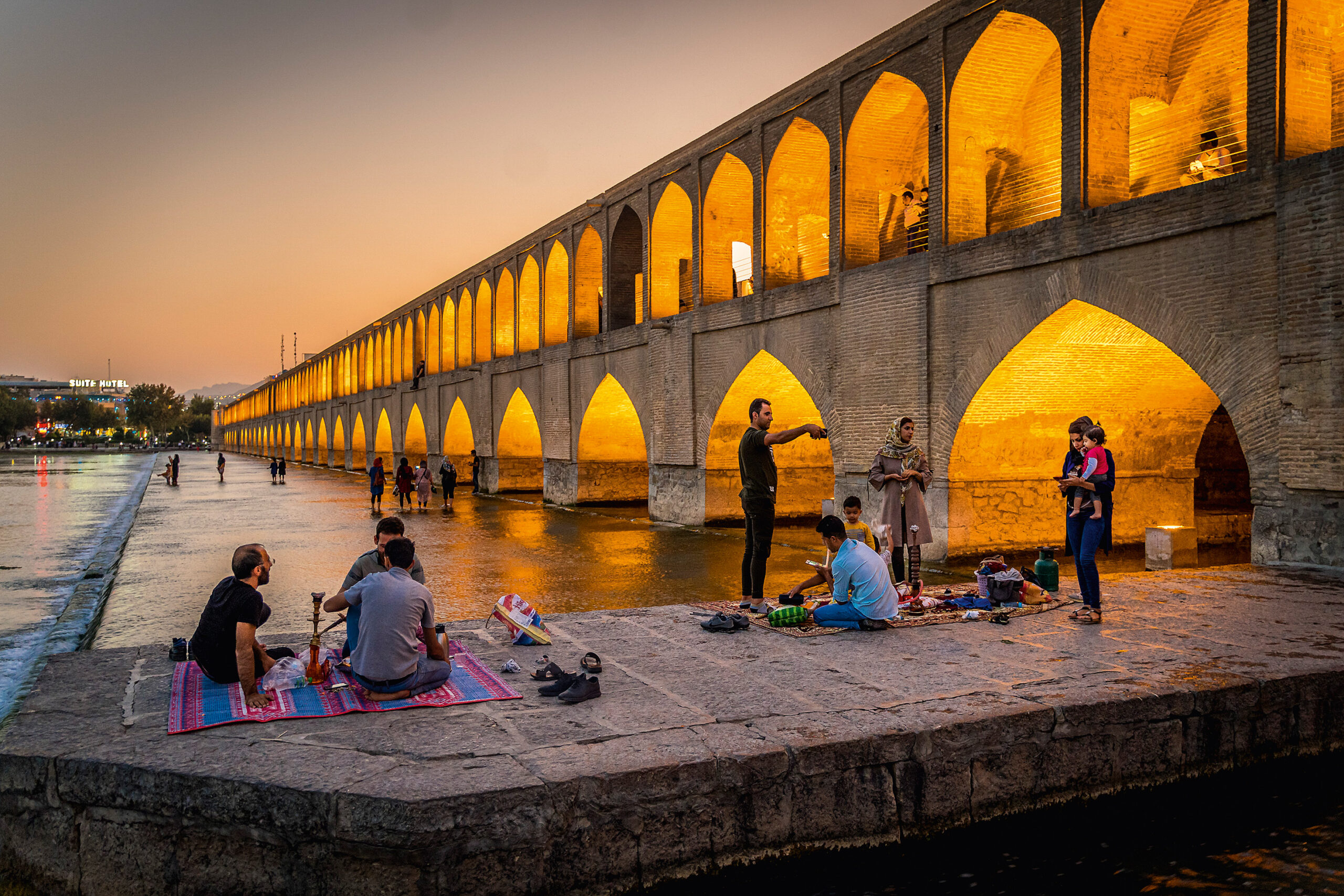 Picknick an der Sio-se Pol (Dreiunddreissig-Bögen-Brücke) in Isafahan | Foto: Mehran Khadem-Awal
