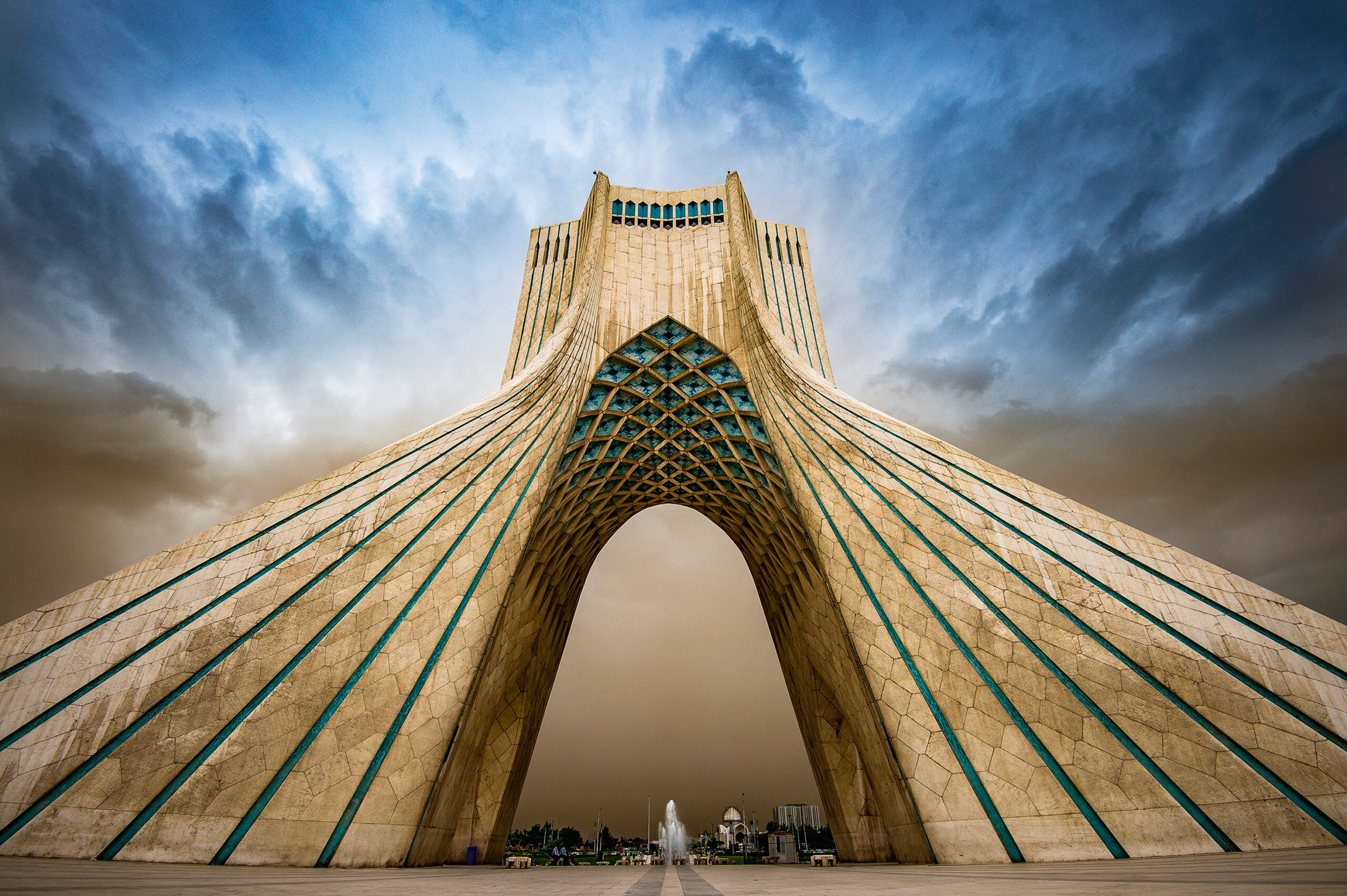 Der Freiheitsturm (Borj-e Azadi) in Tehran zu Beginn eines Sandsturms (ehemals Shahyad, Denkmal des Schahs). | Foto: Thorge Berger